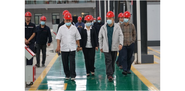 2022-5-10黃學(xué)工等省工信廳總工程師、一級巡視員市工信局姚曉麗局長等領(lǐng)導(dǎo)視察萬眾集團(tuán)