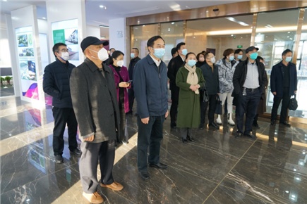 12月14日，張家界市政協(xié)黨組書記、主席歐陽(yáng)斌一行來(lái)到張家界高新區(qū)萬(wàn)眾實(shí)業(yè)集團(tuán)有限公司，宣講黨的二十大精神